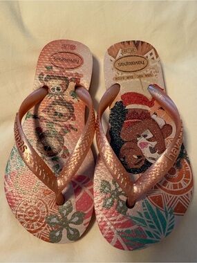 Havaianas Kids Flip Flops - Rose Gold Straps with Multicolor Moana princess